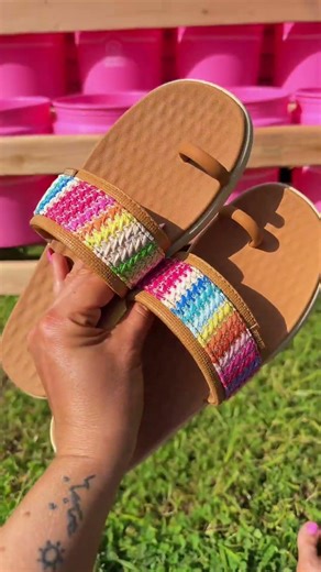 These hey dude Maui breeze toe loop sandals are perfect for summer