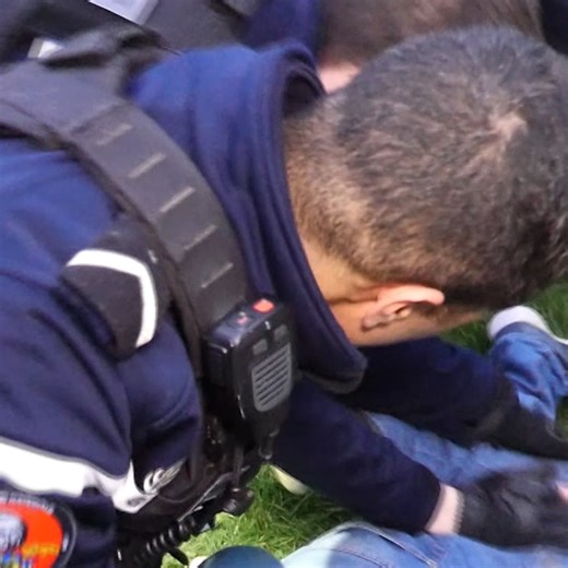 974K views · 12K reactions |  Cette dame de 87 ans est piégée avec son fils chez elle, il la harcèle, boit et refuse de quitter la maison. Comment vont faire les gendarmes pour expulser cet homme hostile ? ▶️ Flic Story, gendarmes de Normandie, mercredi sur RMC Découverte et en streaming sur RMC BFM Play ➡️ https://bit.ly/4hPuKzQ | Alerte Secours | Facebook