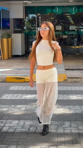 Star Teens on Instagram: "La elegancia se escribe en blanco y negro.✨ Estos outfits son todo lo que está bien esta temporada. ¿Ya elegiste el tuyo? 🖤🤍 #blancoynegro #tendencia2025 #modateen #starteensvcp #lookdeldía #outfitinspo"