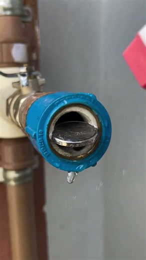 easy way to remove pipe threads using a coin #shortvideo