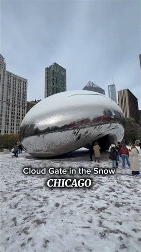 Snow falling at Cloud Gate is one of the prettiest sights #chicagovlog #thebean #cloudgate #chicago