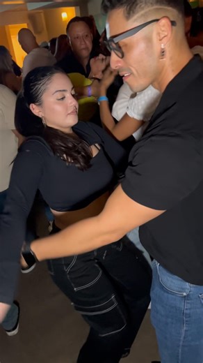 Amor que se mueve al ritmo del son.#salsaconestilo #salsaybachata #bachatas #dominicanbachata