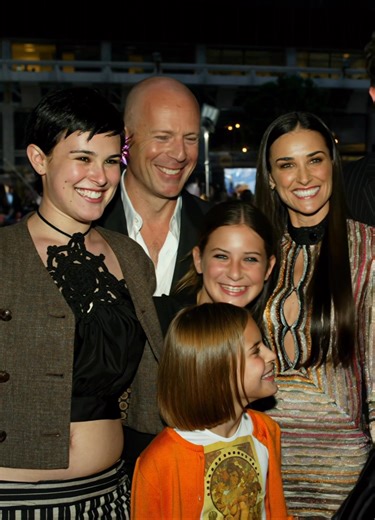 “When love means staying through the hardest goodbye” 💔🥀 Emma Heming-Willis revealed heartbreaking details about Bruce Willis’s battle — and one glimpse into their life left fans in tears. See the emotional story in the comments below 👇📸 | Interesting to know