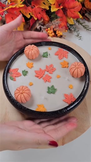 ByMasi.nl on Instagram: "Warm Pumpkin Candle Tutorial 🍂Handmade Fall Candle 🎃🧡 . . Autumn means warm colors, pumpkin spice, and cozy moments 🍂 In this video, I’ll show you how to make a handcrafted autumn candle with pumpkin fragrance and decorative autumn leaves. I used soy wax for a clean burn and natural scent. This candle is perfect as autumn décor or a lovely handmade gift, it brings warmth and coziness to any space 🧡 . . . #fallcandle #pumpkincandle #handmadecandle #soywax #autumnvibe