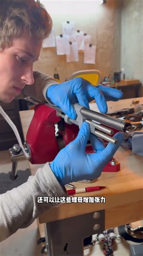 纯手工打造腿部外骨骼外形超过酷的Credits to: @crash_makerspace