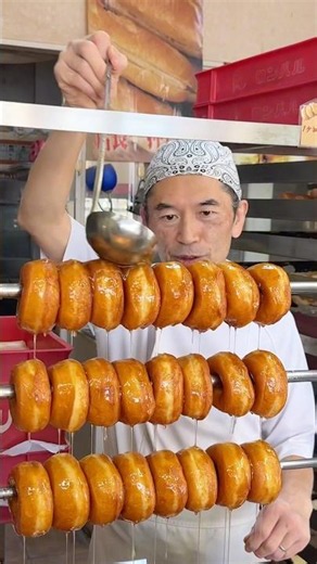 Exquisite honey donuts drizzled with plenty of honey! The honey donuts from Romparu in Taisho, Os...