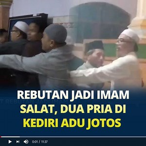 858K views · 7.7K reactions | Viral, Rebutan jadi Imam Salat, Dua Pria di Kediri Adu Jotos hingga Bikin Heboh Jemaah, Satu Korban Kritis Masuk RS Gegara rebutan menjadi pengurus takmir masjid, dua pria di Kediri terlibat adu jotos. Diketahui duel berdarah perebutan pengurus takmir masjid itu terjadi di Masjid Al Muttaqun di Kelurahan Manisrenggo, Kota Kediri pada Rabu (13/12/2023). Berikut selengkapnya. #rebutanjadiimamkediri #viral #rebutanjadiimam | Tribun Sumsel | Facebook