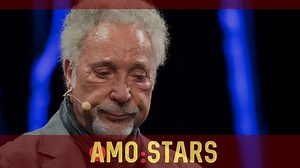 Tom Jones is blaming himself for not saving his late wife. The star found his special way of coping with grief. | AmoMama Nostalgia