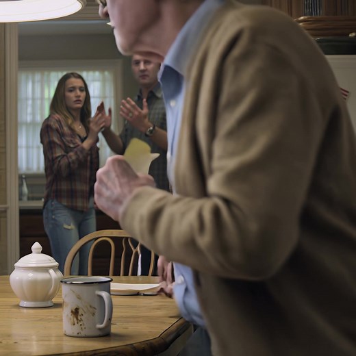 “My daughter left a note on the kitchen counter, saying she’d sold the house and wanted me to pack my things and leave – I just flipped it over, wrote exactly two words, and from the moment she finished reading, everything in her ‘perfect life’ started to fall apart…” My daughter left a piece of paper on the kitchen counter, between the smell of stale coffee and unwashed dishes. “Dad, I’ve sold this house. Pack your things and go. I can’t keep supporting a useless old man forever.” Short and nea