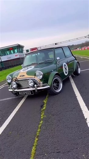 Green MINI #classiccar #supercars #minilover #classiclovers #classiccarsdaily #classic #lifeofaclassiclover #carsofinstagram #vintagecars | MINI Cooper Photography