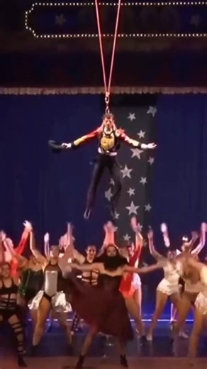 Teatro Castro Alves (TCA) on Instagram: "Tá faltando pouco para vivermos a magia do espetáculo "O Grande Show Tem que Continuar", da Cia de Jazz Viviane Lopes. 🤩 A apresentação acontece no dia 12 de dezembro (sexta-feira), às 19h, na Concha Acústica do TCA. O musical é inspirado no filme "O Rei do Show", que tem como pano de fundo a trajetória do showman P. T. Barnum e a magia do circo. ❗ Durante as obras do TCA, o acesso à Concha Acústica acontece exclusivamente pela Ladeira da Fonte. Para que