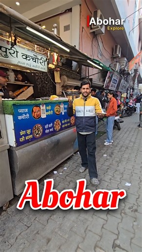 Abohar Explore | Food Blogger Abohar | Vlogger on Instagram: "Munna Raja Famous Kachori😛 Jodhpuri Famous Mashoor Kachori munna Raja kachori Wale। Ad. 11 number main Bajar Circular road abohar 1chonk ______________________________________ . OLD REELS INQUIRY 👇👇🌟 Kanji Bhalle Wale Sharma Ji🍨 Deepak sharma kanji bhalle wale Adress Hai- Sain Chonk street no.1 Sabji mandi abohar . Naresh chole Bhaturey wala 🍲 Bus backside famous In Abohar । Gollguppe Famous From ABOHAR Agra Chat Bhandar. Hingla