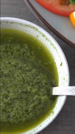 🌿 Une vinaigrette maison qui change tout ! 🥗 Parfaite avec des tomates & de la mozza 😋