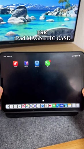 やす | Apple製品とガジェットで生産性アップ on Instagram: "今回はESRのiPadケースの紹介です😊 ・合計9段階に角度が調整できる。 ・本体の高さを上げることができる 本体の高さを上げられるケースって少ないから 作業するときに便利👌 縦にすることもできるので、ブラウジングや漫画、読書にも◎ 背面にペンシルカバーもついている。 デメリットは重いこと😂 本体+ケースで1Kg弱あるので 自宅用で使うのが良いですね！ #pr #esr #ガジェット #ipad #アイパッド"