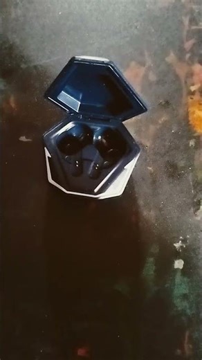 how to open a tws and keep a ear piece in it safely with one hand.👍