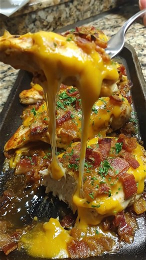 Outback Steakhouse Alice Springs Chicken was sooo good 😍 Juicy chicken, melty cheese, smoky bacon, and that honey mustard flavor just brings it all together. It tastes like a restaurant meal at home 🧀🥓🔥 | Quick Dinner Recipes
