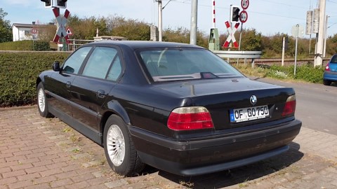 Starting a V12 BMW E38 After 5 Years Outside | Long-Term Storage Recovery