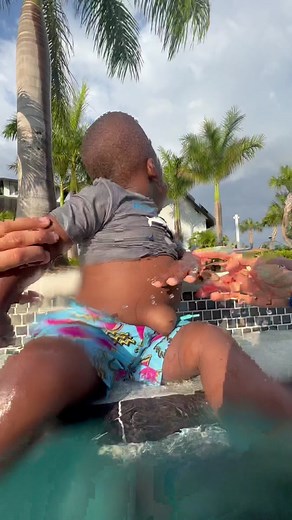 THE WAY HE LOOKED AT ME UNDERWATER 🤣