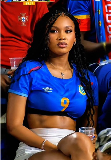 Cliquez sur « Essayez ce modèle » 👆 pour créer une vidéo avec vos photos ⚽ Crée ton propre effet match de football grâce à l'IA 🤩République démocratique du Congo contre Portugal C'est une tendance très appréciée sur tout TikTok, et je te propose aujourd'hui un tutoriel complet pour la maîtriser à la perfection ! Apprends à réaliser des vidéos tendance qui reprennent l'ambiance incroyable d'un vrai stade 📸 Génère des photos et des séquences vidéo de match de football avec l'intelligence artifi