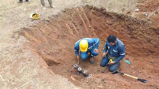 #Guayas || Las Fuerzas Armadas mediante una operación de seguridad hidrocarburífera, durante un patrullaje de rutina en el sector del poliducto Libertad-Pascuales, obtuvieron los siguientes resultados: ‌6 Perforaciones ‌6 Acoples ‌6 Válvulas de 2' soldadas al Poliducto ‌6 Vástagos de válvulas ‌6 Mangueras de PVC de 20 mts c/u con un total de 120 mts aproximados Con esta acción, las Fuerzas Armadas reafirman su compromiso en la lucha contra el comercio ilegal de combustibles, protegiendo los recu
