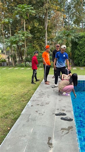 Do you remember the FIRST time you saw a swimming pool?! So awesome to share this experience with our sponsored students from our Baht Babies school… #bahtbabies | Baht Babies