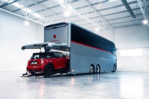 Ce camping-car de luxe est équipé d'un garage