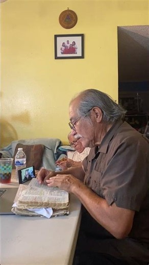 Daniel 3:25 "...veo cuatro varones sueltos, que se pasean en medio del fuego sin sufrir ningún daño"