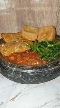 Menu sederhana Tahu tempe asin sambal tomat.