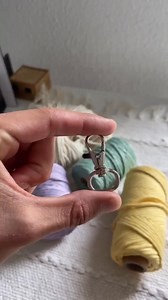 3.3K views · 35 reactions | Hello my beautiful ones! Today I show you the daisy keychain pattern again  On my channel they have the full video where I explain what ropes I use, measurements, knots and much more ✨ Which version did you like more? Warm or pastel tones?  If you like it, give it a like and follow me for more videos, a kiss  #vintagedecor #bohodecor #handmade #homedecor #macrame #tiemcali #macrametutorial #handmademacrame | Diy Concept | Facebook