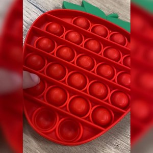 Kennst du „Pop Its“? 🍓 Der Hit unter den jungen #Karls Fans 🥳 Aber was ist dieses Pop It? Endlich ist es da, unser eigenes Pop It im #Erdbeerlook. 🍓 Man sagt, dass ein Pop It hilft, den #Alltagsstress zu verarbeiten und die #Konzentration steigern kann. 🙃Das #Knautschen, Formen oder auch Werfen des Pop It kann #Körper und #Seele wieder in ein #harmonisches Gleichgewicht bringen. 🧘🏽Aber #probiere es einfach selber aus!😉 https://www.karls-shop.de/Pop-It-Erdbeere/728017 #popit #erdbeere #kar