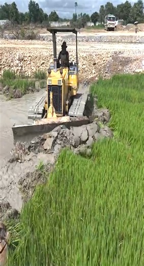 6.3K views · 68 reactions | Excellent Work Skills By Professional Bulldozer Operators #dozer #bulldozer #rells #reelsinstagram #heavyequipment | Bulldozer Operator | Facebook