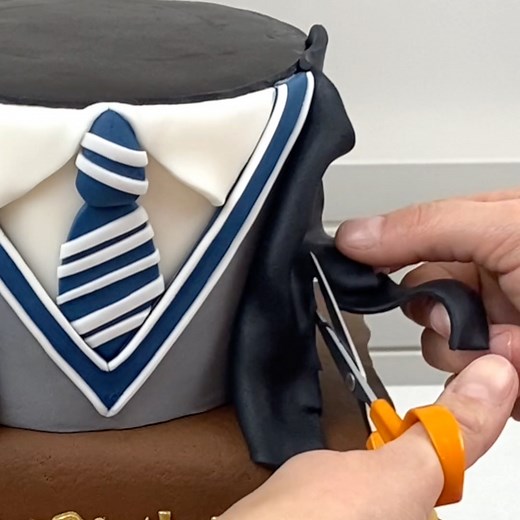 2.6M views · 30K reactions | I’ve been asked so many times to show more detail of one of my Harry Potter inspired cakes, so here it finally is… I made this cake for my niece’s birthday and she’s a true Ravenclaw and a fan of Luna Lovegood, so of course a Luna sugarpaste figure was needed to top off the cake, along with an edible wand! #harrypottercake | Samantha Winter | Facebook