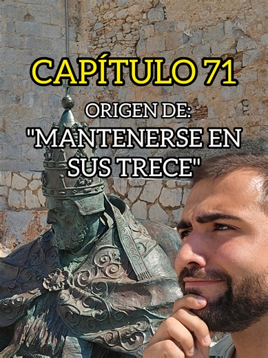 ¿Sabes de dónde viene la expresión “mantenerse en sus trece”? 🤔✨ La usamos cuando alguien está firme en su postura, sin ceder ni un milímetro 💪😤 Su origen más conocido nos lleva al siglo XV y al papa Benedicto XIII, también llamado el Papa Luna 🌙. Durante el Cisma de Occidente, cuando había varios papas al mismo tiempo 😱, le pidieron que renunciara… pero él se negó una y otra vez. ¿Su nombre papal? Benedicto XIII. ¿Y qué hizo? Se mantuvo en su trece 😌 Desde entonces, la expresión quedó com