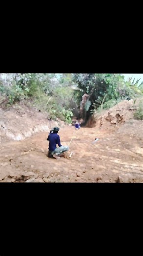 เมื่อวันที่ 4 มี.ค.69 บก.ทท. (นทพ.) โดย นพค.11 สนภ.1 นทพ. ดำเนินวางท่อโครงการมูลนิธิภูบดินทร์จากหน่วยพิทักษ์ป่าเดอลูถึงฐานปฏิบัติการต้นนํ้าสุริยะ จํานวน 22.จุด ดำเนินการว่างท่อแล้วเสร็จเพิ่ม 1 จุด รวมจำนวนจุดว่างท่อ ได้ 13 จุด เพื่อสนับสนุนการวางท่อ ค.ส.ล. ในโครงการการมูลนิธิภูบดินทร์ เพื่อให้การระบายน้ำในเส้นทางจราจรเพื่อให้ประชาชนได้รับความสะดวกในการเดินทางสัญจร ณ พื้นที่ ต.ปรังเผล อ.สังขละบุรี จว.ก.จ#oneteamทัพไทย #หน่วยบัญชาการทหารพัฒนา #กองทัพไทย #ทหารพัฒนา #นพค11