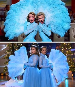 624K views · 1.1K reactions | Kelly Clarkson brought old Hollywood glamour to her show with a dazzling performance of “Sisters” during the beloved “Kellyoke” segment. Joined by backup singer Jessi Collins, she paid homage to the classic number from White Christmas, recreating the iconic scene with matching blue gowns and elegant feathered fans. 햶ɑтᴄһ ᴠɪԀᴇᴏ ɪп ᴄᴏᴍᴍᴇптѕ Ьᴇʟᴏⱳ  | Mente Curiosa | Facebook
