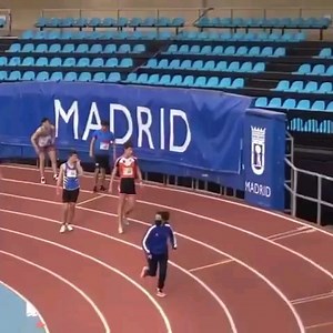 Runner falls of the stage