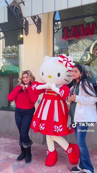 It’s the sweetest season of all ❤️✨ Come say hello to #HelloKitty in her holiday best at @Universal Parks & Resorts! #holidays #universalstudios #losangeles
