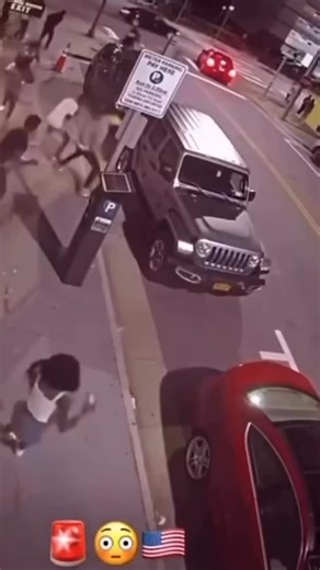 Gore Slay on Instagram: "@gore.slay 日本利用压电瓷砖将脚步转化为电能。这些瓷砖捕捉来自你脚步的动能。当你行走时，你的重量和动作会对瓷砖产生压力。瓷砖会轻微弯曲，从而产生机械应力。瓷砖内部的压电材料将这种应力转化为电能。每一步都会产生少量电荷，而数百万步结合在一起就能产生足够的电力来驱动 LED 灯、数字显示屏和传感器。在像涩谷车站这样繁忙的地方，每天大约有240万个脚步为这一系统作出贡献。 这些电能可以被储存或立即使用，从而减少对传统电力来源的依赖，并支持可持续的城市基础设施。 这种方法将日常运动转化为实用的可再生能源 ＃日本#知识#事实 #你知道吗 ＃推荐 ＃科技#创新#历史 技术 ＃实验热门"