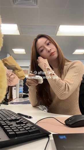 Ester 💚 on Instagram: "Realistic work day in December, nothing fancy ~ but can you related to yours ?🥰🥰 #hkol #officeootd #workvlog"