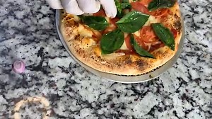 CURSO PRESENCIAL EN LA PAZ🚨🚨🚨PIZZAS COMERCIALES Cocinando con el MASTER CUISINE - GATO CHEF Para mas información has clic en el enlace 👉 https://wa.link/ima5op INVERSIÓN Bs 200 La pizza ya es uno de los platos más famosos del planeta. Hoy existen muchas versiones siendo que cada región tiene su receta. Sin embargo, existen algunos elementos obligatorios en una pizza: La base es una masa fermentada, la pasta de tomate y el queso. A partir de esta base es posible crear las más variadas varieda