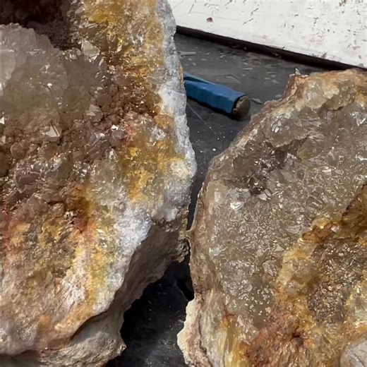 #geode #keokuk #fabulous #keokukgeodes #missouri #rocks #crackinggeodes #quartz #WoodiesRockShop #minerals #mining #lapidary #rockhound #rockhunter #fabulouskeokukgeodes #diy #smash #cicada | KeokukGeodes