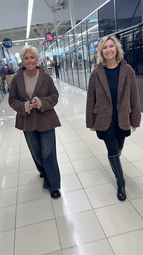 58K views · 254 reactions | Najnowsza marynarka oversize od Muza – naturalnie 懶Ponadczasowy krój, piękna linia ramion i wygoda w najlepszym wydaniu.Idealna do codziennych stylizacji, jak i bardziej eleganckich zestawów ✨Dostępna w najmodniejszym odcieniu czekolady – sprawdzi się w każdej kolekcji butikowej  Muza – Hala G, Box 329, Ptak Fashion City +48 453 411 297Naturalnie dla Twojego butiku 懶 | MUZA | Facebook