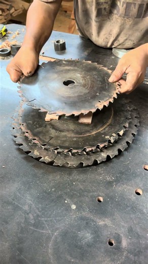 Tightening the saw double saw blade on the spindel machine #woodworking #wood #diy