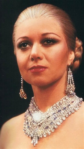 Fave Musical Clips 🎶 | Performance of the Day 🎶 Elaine Paige - Don’t Cry For Me Argentina (from the musical Evita) - Live at the White House (1988) #elainepaige... | Instagram