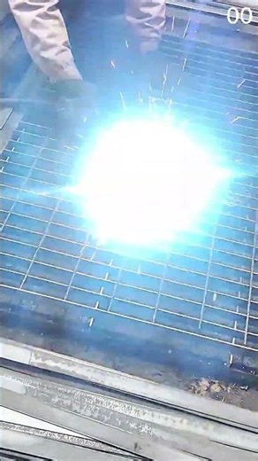 Api obor memercik besi kisi berkilau terpotong