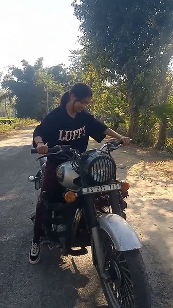 🔥 Bullet Kickstart & Revving Sound | Biker Girl Vibes 💪 #Shorts