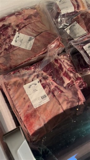 Årets julemat er kommet i hus og klart for salg 🎉🐷 løp og kjøp. Det beste går først 👏🏻 #ullgris #utegris #økologisk #mangalica #julemat #debio #godmat #gårdsutsalg | Taraldrud Søndre Gård