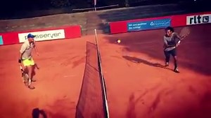 Ja, wir wissen, die Sandplatzsaison ist eigentlich vorbei. Aber diesen Trickshot-Punkt von Dustin Brown Tennis müssen wir Euch einfach zeigen. Die Reaktion von Dreddy zum Schluss: 😍😍😍 📹: IG/dreddy_ja | tennisnet.com
