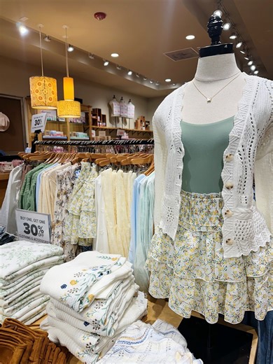 francesca's® on Instagram: "Brrr! ❄️ Find some much-needed sunshine in our boutiques before you bundle up 🌻💛☀️"