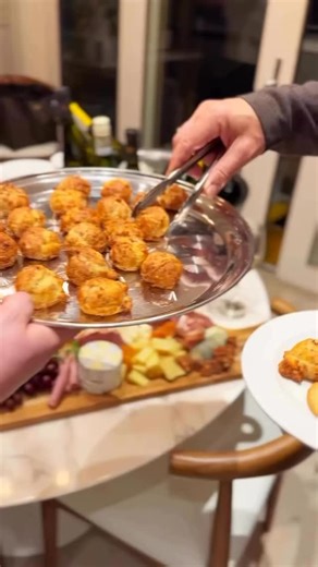 Freshly warmed and perfectly cooked dishes, served at just the right moment, that’s the magic of having our team on-site. 💛 We make sure your guests can enjoy seamless conversations and hot bites, without ever worrying about timing or service. 🥂 That’s the Fresh Kitchen difference: thoughtful service, delicious food, and stress-free hosting. 👉 Book your catering today or talk to us about building the perfect event for you! 📧 Contact us for catering inquiries! 👉 INFO@FRESHKITCHEN.CA 📞 Kira 